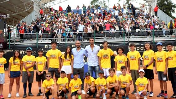 Juan Sebastián Cabal y Robert Farah con grupo de niños en el ATP Challenger de Bogotá Juan Sebastián Cabal y Robert Farah con grupo de niños en el ATP Challenger de Bogotá