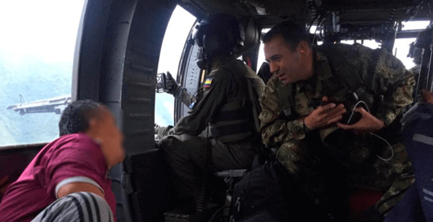 Las tres personas fueron trasladadas a Medellín. Foto: Cortesía Ejército
