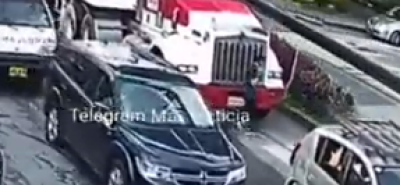 Tractomula pasa por encima de mujer