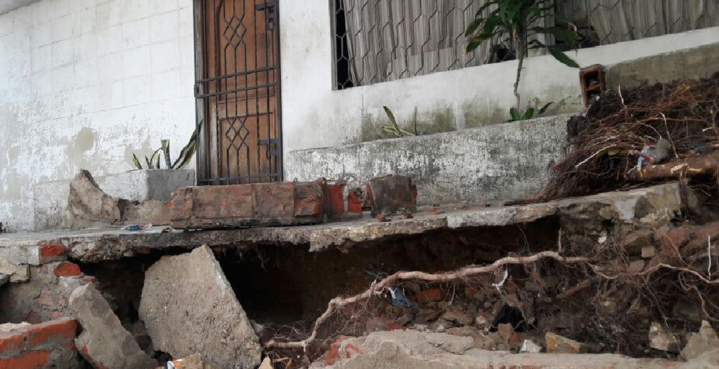 264764_Los daños generaron problemas en las placas de asfalto de las vías contiguas a obras de canalización de arroyos. Foto: bluradio.com