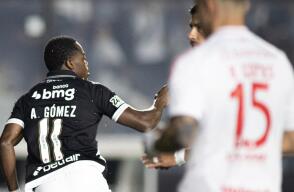 Carlos Andrés Gómez y un festejo de gol con Vasco da Gama en el Brasileirao contra Internacional. 