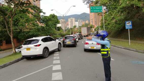 Pico y placa en Medellín para particulares y taxis.  Pico y placa en Medellín para particulares y taxis.