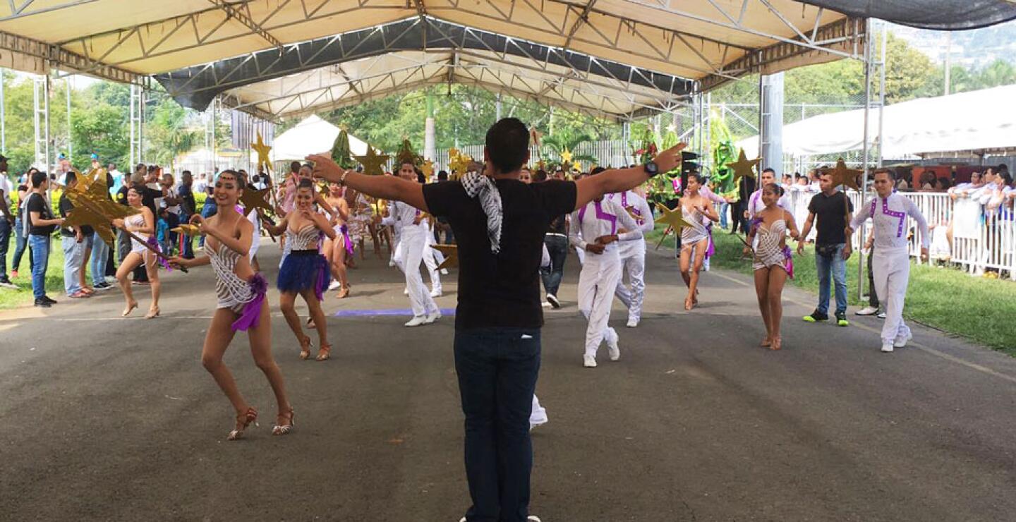 El desfile tendrá 11 alas o bloques que mostrarán espacios representativos de los barrios populares.