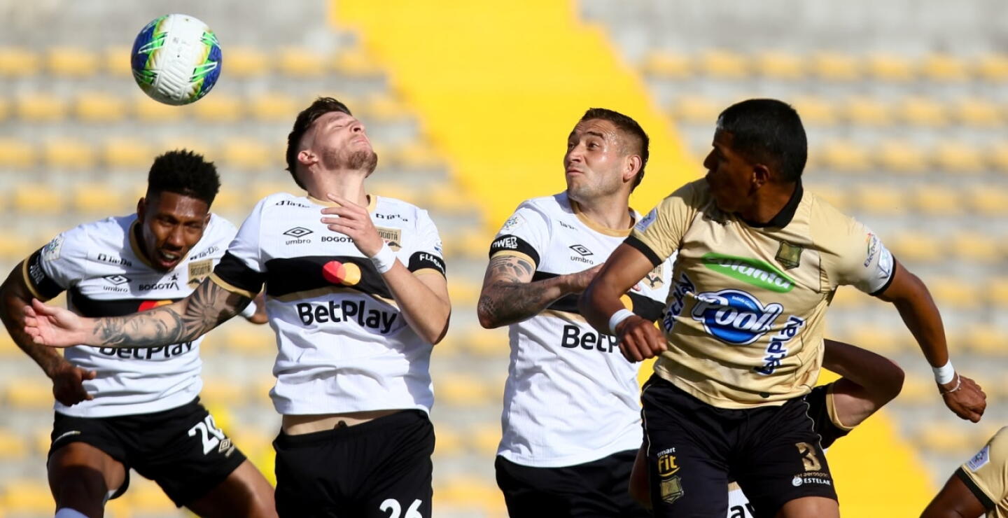 Acción de juego entre Internacional de Bogotá y Águilas Doradas en partido de la novena fecha de la Liga BetPlay II-2026.