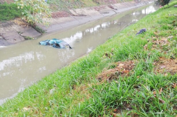 El automotor perdió la estabilidad y finalmente cayó al canal de aguas lluvias.