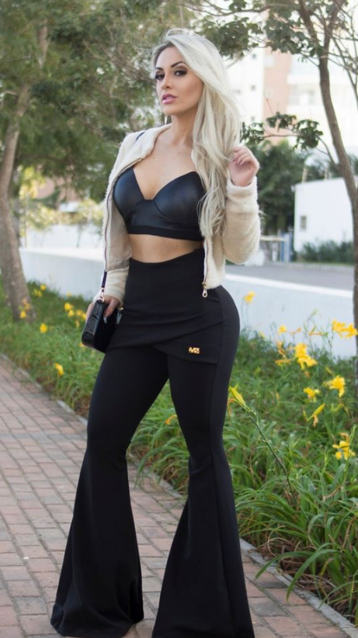 Modelo de OnlyFans afirma haber sido expulsada de un supermercado por su vestimenta