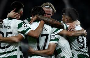 Luis Javier Suárez junto a sus compañeros en Sporting Lisboa. 