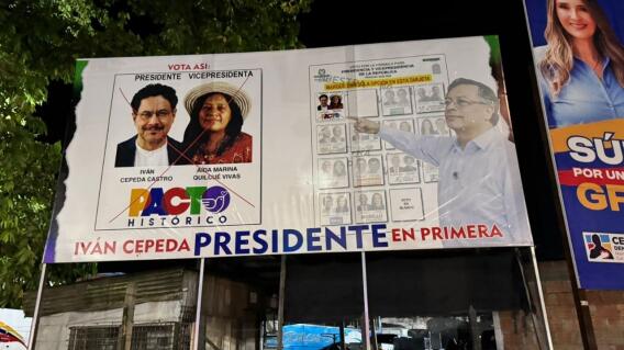 Valle publicitaria con Petro