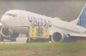 Avión se sale de la pista del aeropuerto de Houston, en Estados Unidos