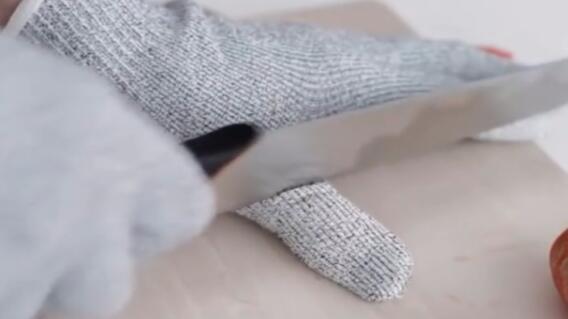 288913_BLU Radio. Guante resistente / Foto: Captura video Cimahub