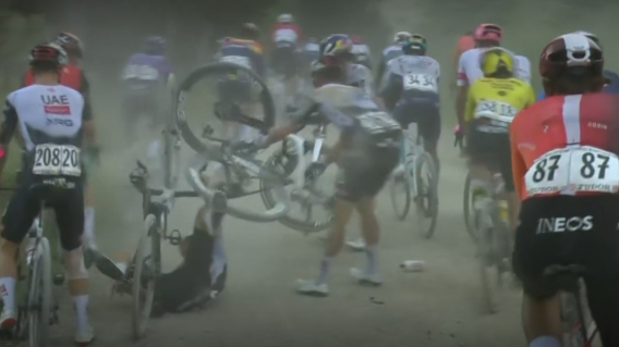 Primoz Roglic y Thomas Pidcock sufrieron una caída en la etapa 9 del Giro de Italia 2025