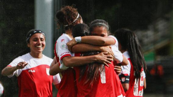 Jugadoras de Santa Fe celebrando gol en la liga 2025 Jugadoras de Santa Fe celebrando gol en la liga 2025