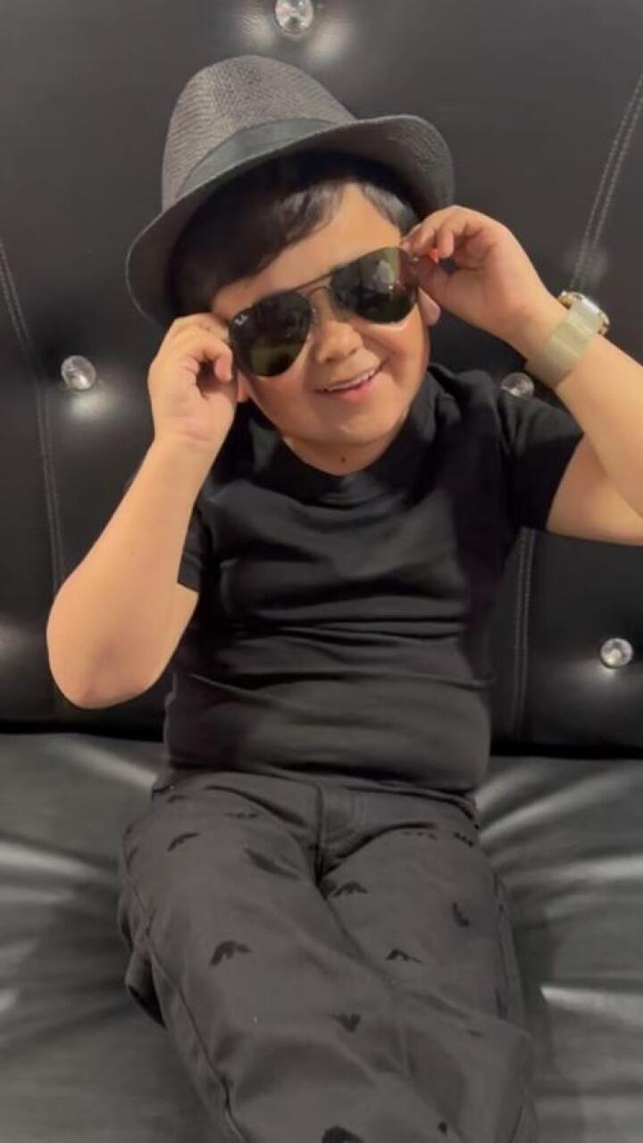 Joven que sufría bullying por medir menos de un metro, se hizo millonario e inspira a cientos en las redes sociales