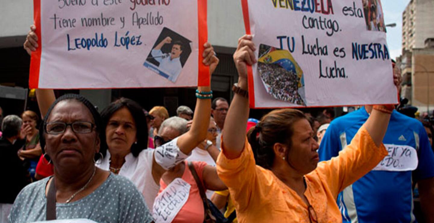 Protestas cuando el líder opositor se entregó a autoridades 
