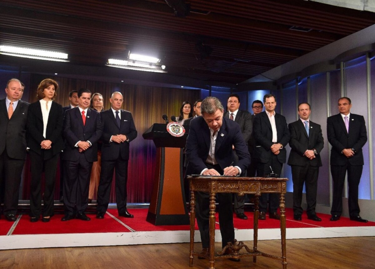 263563_Juan Manuel Santos firma decreto del Plebiscito / Foto: Presidencia