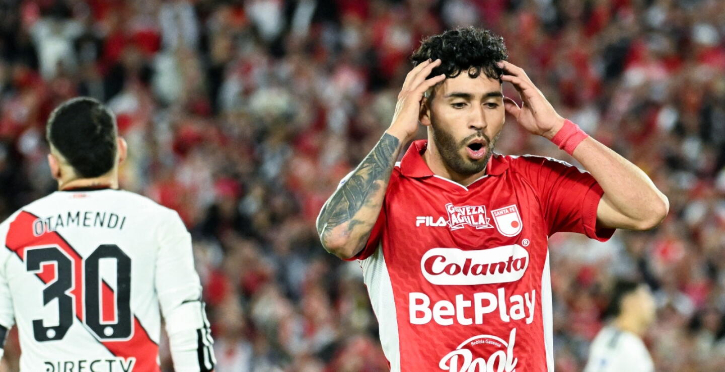 Acción de juego entre Santa Fe y River Plate por la ida de los octavos de final de la Copa Sudamericana.