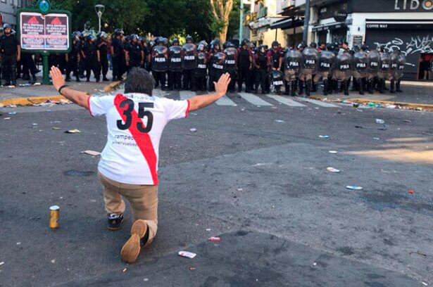 292178_hincha_river_plate_policia_241118_afpe.jpg