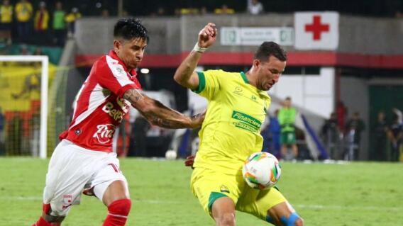 Luciano Pons en acción de juego en Bucaramanga vs. Santa Fe por la fecha 14 de la Liga BetPlay I-2026.