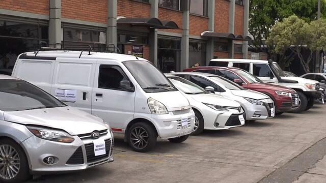 ¿Suele dejar el carro parqueado en la calle? Ojo con esta modalidad de robo