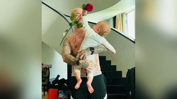 J Balvin, cantante colombiano, junto a su hijo Río J Balvin, cantante colombiano, junto a su hijo Río
