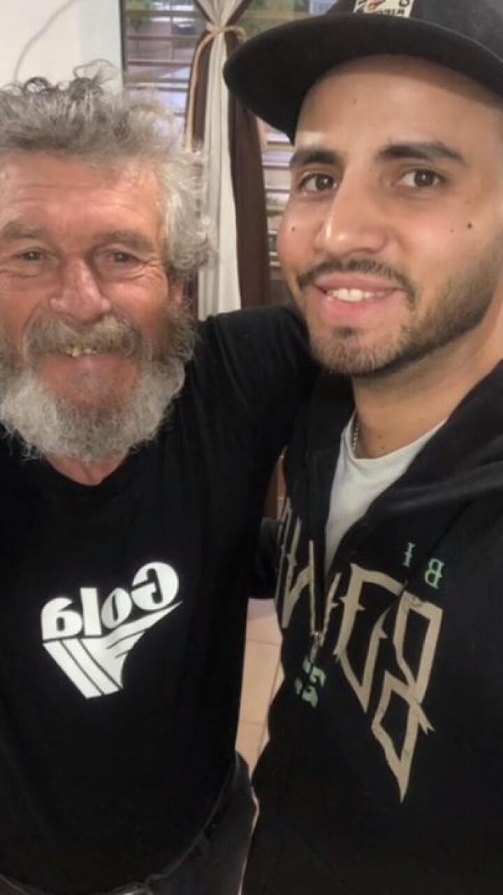 El gran gesto de un hombre con habitante de calle que estaba buscando comida en la basura