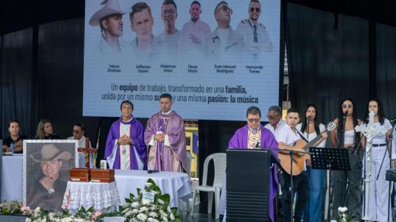 Así fue la despedida de Yeison Jiménez en su pueblo natal: su esposa cargó sus cenizas