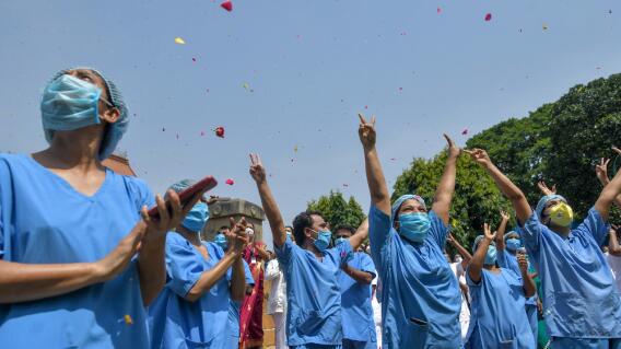 22251_Helicoptero lanza flores a policias en India // FOTO: AFP 22251_Helicoptero lanza flores a policias en India // FOTO: AFP
