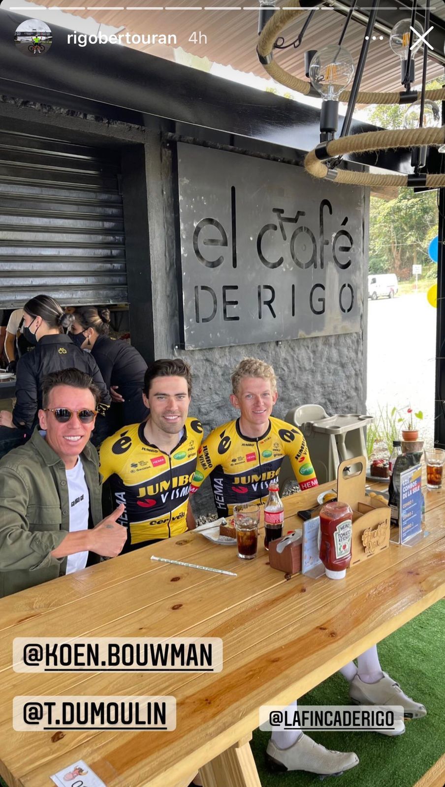 Rigoberto Urán recibió una visita especial por parte de dos ciclistas del Jumbo-Visma | Ciclismo | NoticiasCaracol