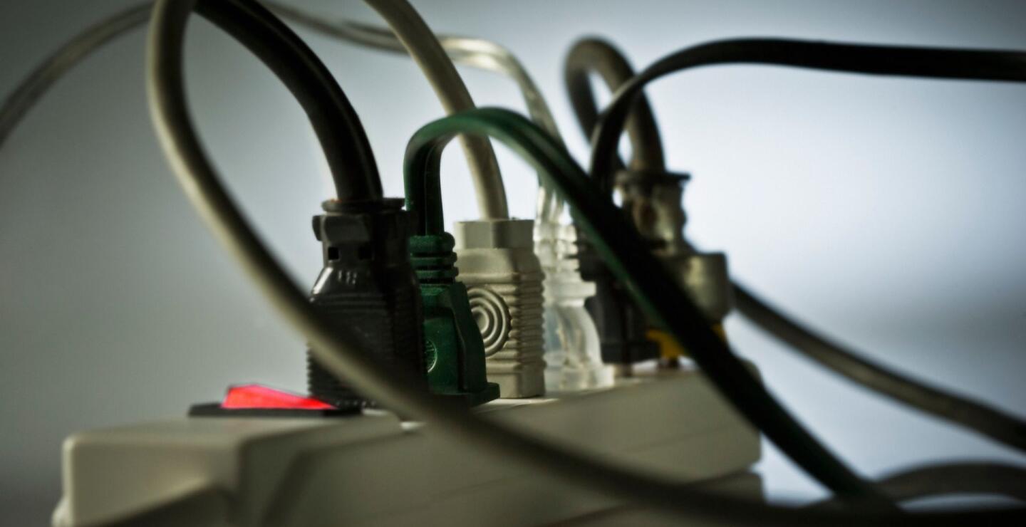 Conectar un calefactor eléctrico y un secador de cabello en una regleta de energía es altamente peligroso