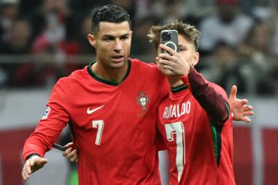 Cristiano Ronaldo se toma una selfie con un fan en pleno partido con Portugal Cristiano Ronaldo se toma una selfie con un fan en pleno partido con Portugal