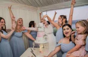 Novia decide seguir con la fiesta de su matrimonio, pese a que la dejaron plantada