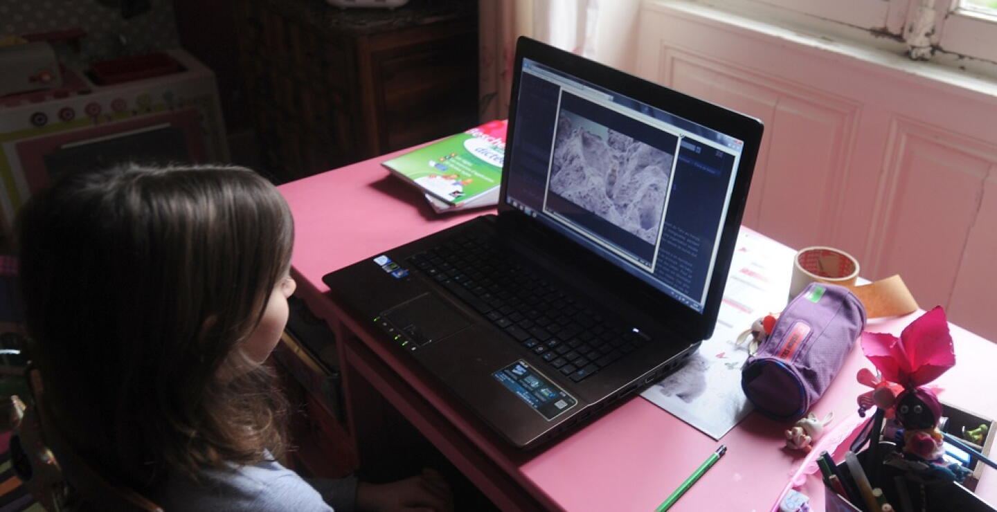 357446_Niña estudiando. Foto: AFP