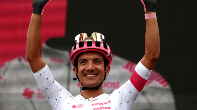 Richard Carapaz, ciclista ecuatoriano del EF Eduaction EasyPost, en medio del Giro de Italia 2025