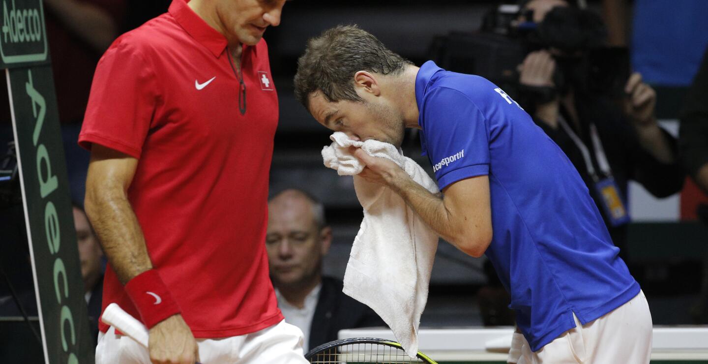 El jugador de Basilea, de 33 años, cayó a la tierra batida del estadio Pierre Mauroy de Lille al poco de conseguir la victoria definitiva ante el francés Richard Gasquet por 6-4, 6-2, 6-2 en menos de dos horas. 