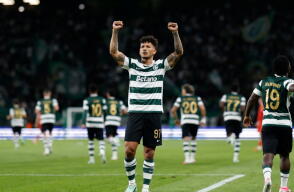 Luis Javier Suárez celebra gol con Sporting Lisboa en la Champions League. 