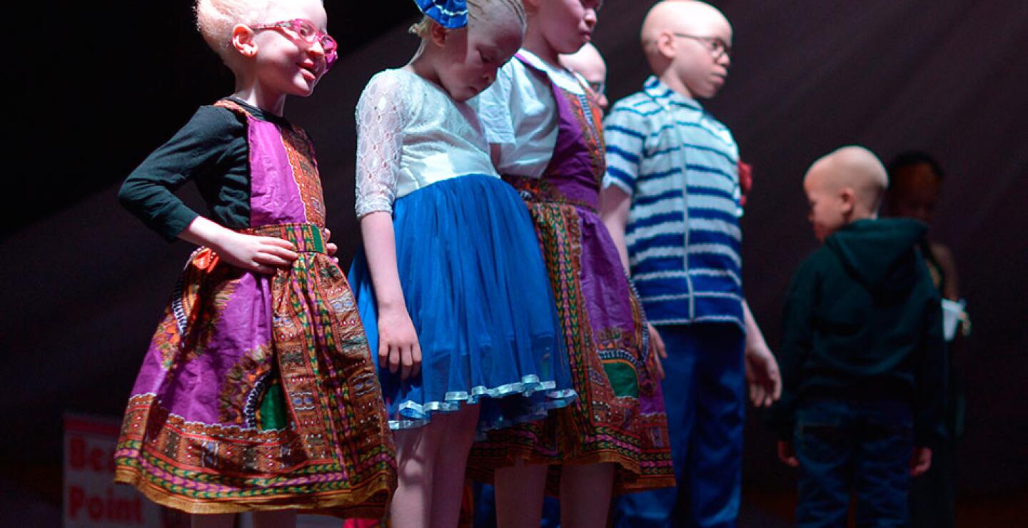 Este tipo de ataques no suelen producirse en Kenia, aunque Isaac Mwaura afirma que la Sociedad de Albinismo que dirige tuvo que intervenir varias veces para salvar a niños o a adultos amenazados de un ritual mortífero.