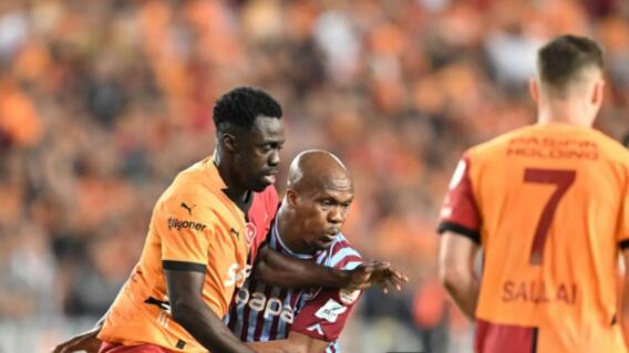 Dávinson Sánchez en Trabzonspor contra Galatasaray por la Copa de Turquía. 