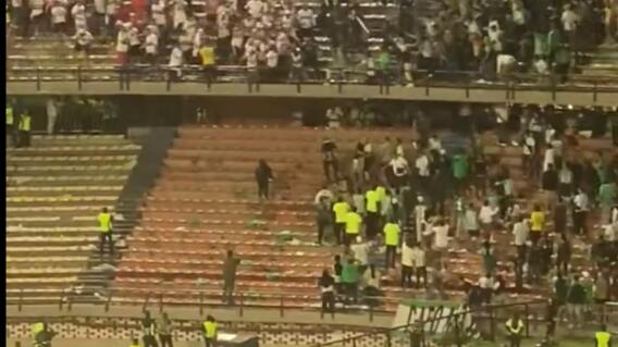 Pelea de hinchas de Nacional y Sao Paulo en el Atanasio Girardot. 