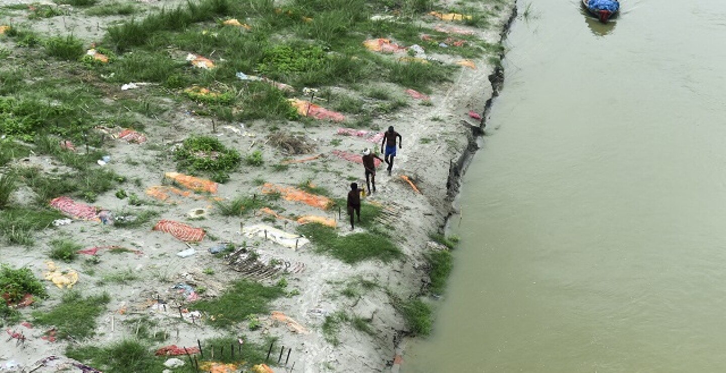 Muertos de COVID en el río Ganges, India