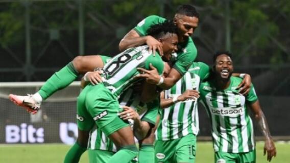 Jugadores de Nacional festejando anotación por Liga. Jugadores de Nacional festejando anotación por Liga.