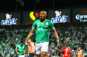 Harold Preciado celebra su tanto con el Santos Laguna, en México.