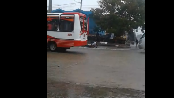 305857_Blu Radio/ Robo bajo la lluvia en Barranquilla. Foto: Cortesía