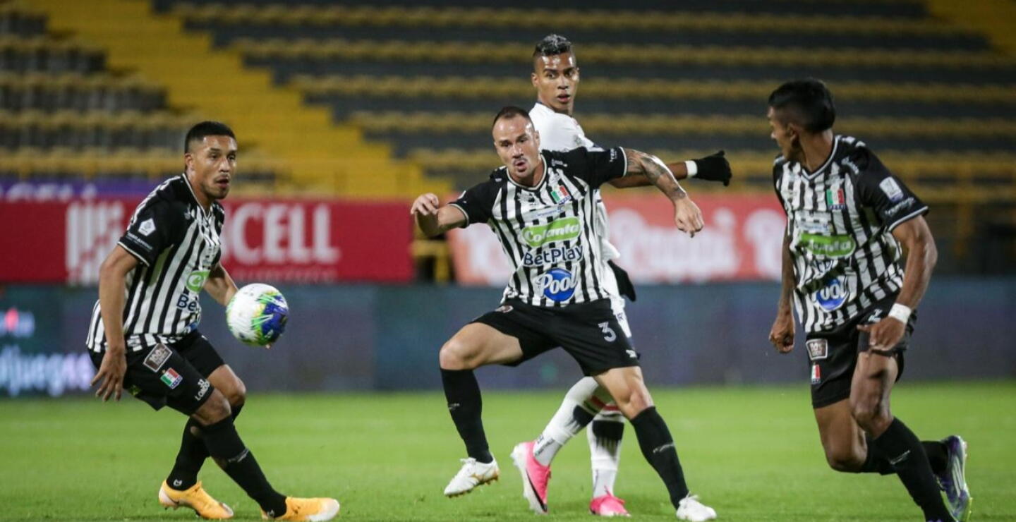 Acción de juego entre Fortaleza y Once Caldas por la octava jornada de la Liga BetPlay II-2026.