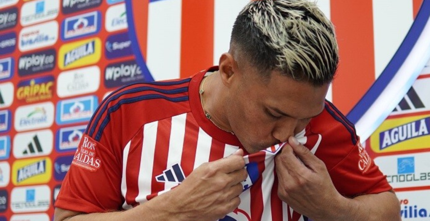 Teófilo Gutiérrez vistiendo la camisa del Junior de Barranquilla.