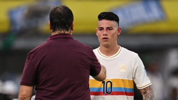 James Rodríguez, volante de la Selección Colombia, es felicitado por el director técnico, Néstor Lorenzo James Rodríguez, volante de la Selección Colombia, es felicitado por el director técnico, Néstor Lorenzo
