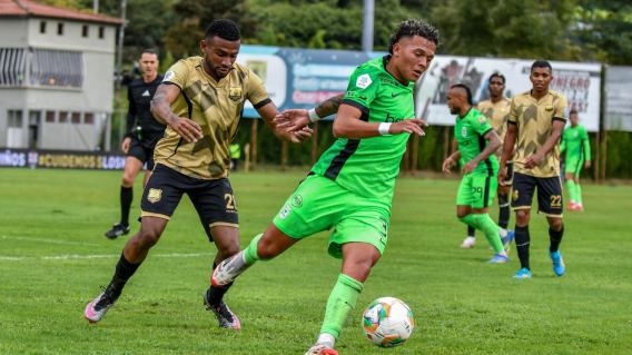 Acción de juego en el duelo entre Águilas Doradas y Atlético Nacional, por Liga.