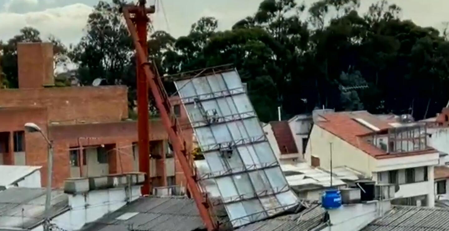Volvió a su casa y vio que una valla publicitaria había caído sobre ella