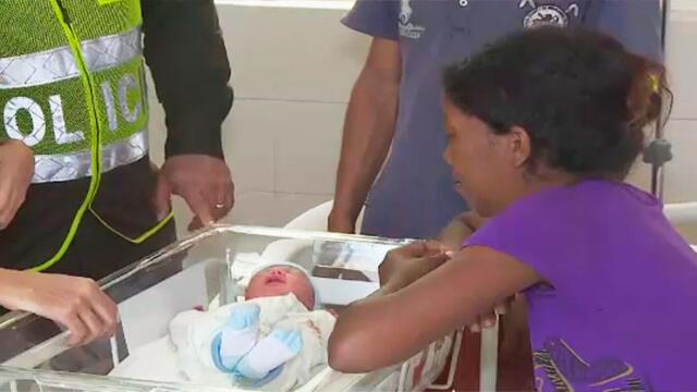 Con ayuda de un patrullero colombiano, madre venezolana dio a luz debajo del puente Simón Bolívar