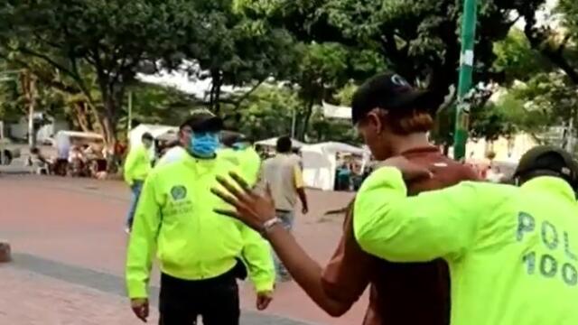 Enfrentamientos entre ciudadanos y policías tras operativos de control en Cúcuta Enfrentamientos entre ciudadanos y policías tras operativos de control en Cúcuta