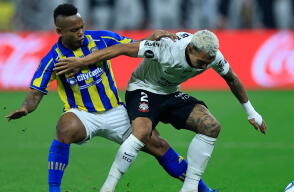 Jaminton Campaz en acción de juego entre Corinthians y Rosario Central por la Copa Libertadores. 